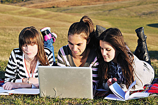 群体,少女,女人,户外,开心,学习,家庭作业,笔记本电脑