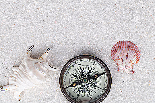休闲旅游,耳机和指南针,贝壳,在白色的沙滩上