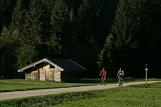 两个,山地车手,靠近,加米施帕藤基兴,上弗兰科尼亚,巴伐利亚,德国