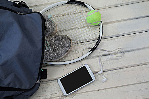 俯拍,灰色,包,运动鞋,网球装备,智能手机,上方,白色,木桌子