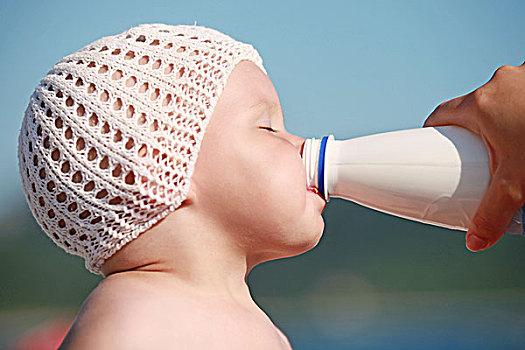 小,白人婴儿,喝牛奶,白人,瓶子,高兴