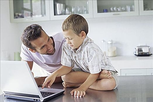 父亲,展示,儿子,使用,笔记本电脑