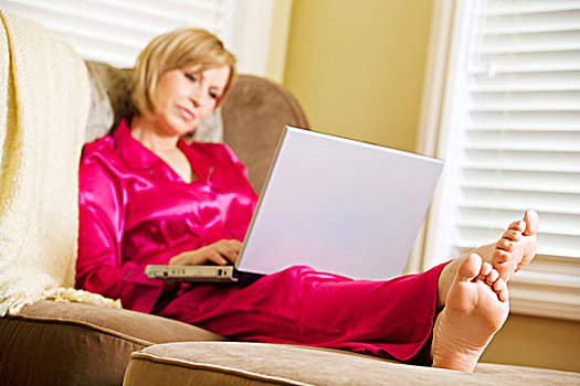 女人,工作,笔记本电脑,睡衣