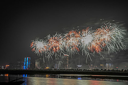 烟花,建筑群,河流,夜景,水,灯,节日