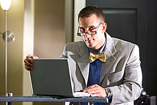 商务人士,戴着,领结,眼镜,用电脑