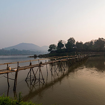 老挝琅勃拉邦南康河与湄公河交汇处的清晨风光