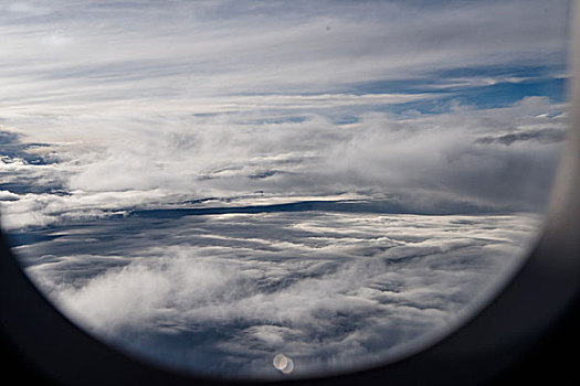 飞机窗外的云层