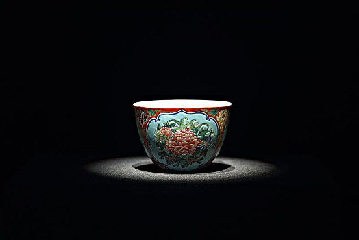 清代,康熙,红地开光珐琅彩牡丹纹杯,故宫博物院藏