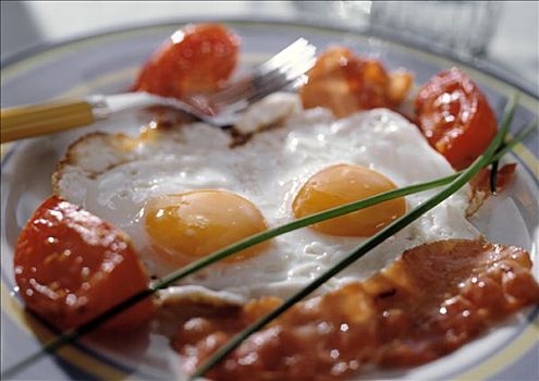 煎鸡蛋,熏肉,西红柿