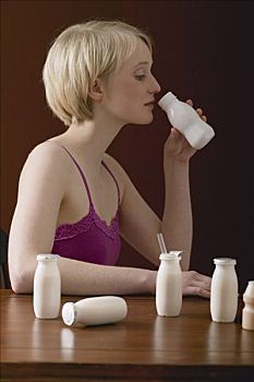 女青年,富含维生素,牛奶,饮料