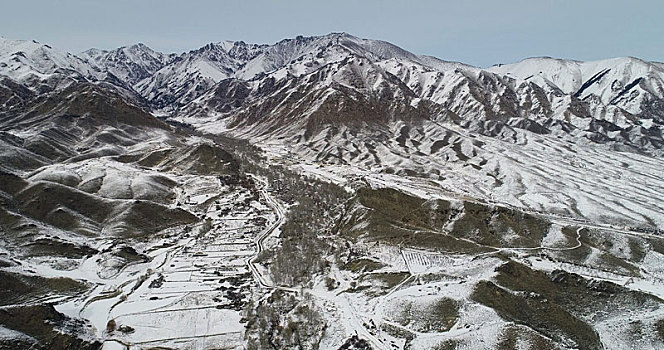 新疆哈密,春季降瑞雪,天山施粉黛