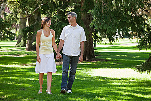 伴侣,走,公园,一起,握手,艾伯塔省,加拿大