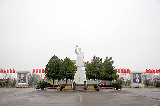 河南省骡河市临颖县南街村毛主席塑像
