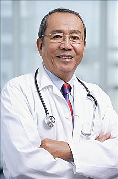 醫(yī)生,雙臂交叉