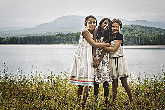 三个,女孩,站立,旁边,湖,搂抱