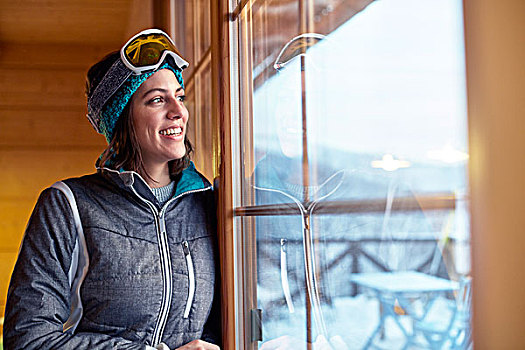 微笑,女性,滑雪,向外看,小屋,窗户