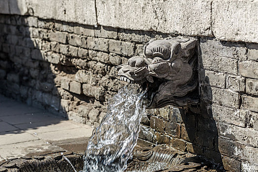 中国山西省平遥古城文庙内的喷水龙头雕塑