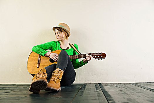头像,少女,坐在地板上,戴着,帽子,演奏,木吉他,棚拍