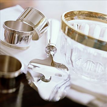银,块菌切片器,玻璃碗,餐巾环