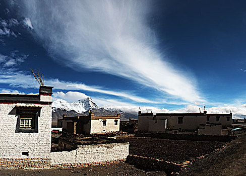 西藏民居和云