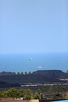 山东省日照市,蓝天碧海下的港口运输生产繁忙有序