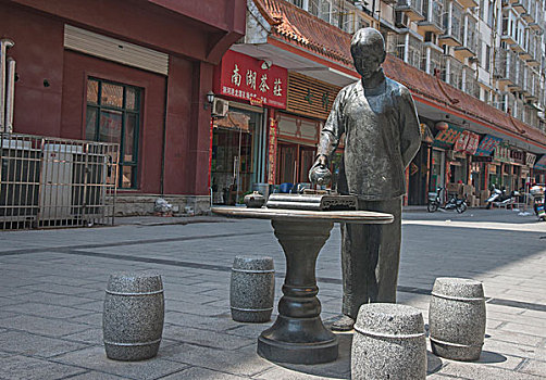 信阳一个茶叶市场里的雕塑
