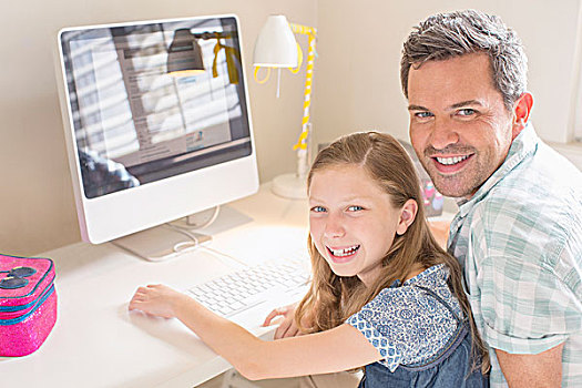 父亲,女儿,用电脑,一起