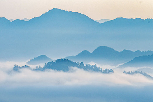 重庆酉阳,骄阳白雾照山村