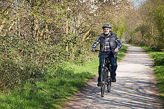 老人,自行车头盔,骑自行车,北莱茵威斯特伐利亚,德国,欧洲
