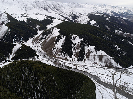 九月天山初雪美,雪岭公路别样景