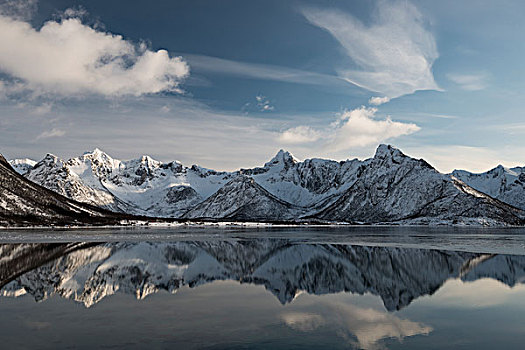 雪山,反射,水中,罗弗敦群岛,挪威,欧洲