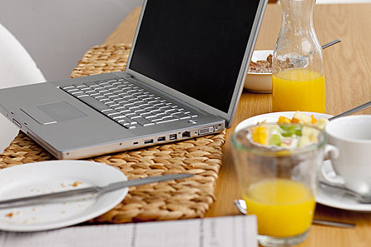 笔记本电脑,厨房用桌,工作,吃早餐