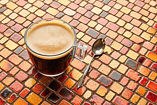 咖啡,玻璃杯,乳白色,砖瓦,红色,褐色,金色,桌子