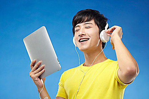 亚洲男青年使用ipad娱乐
