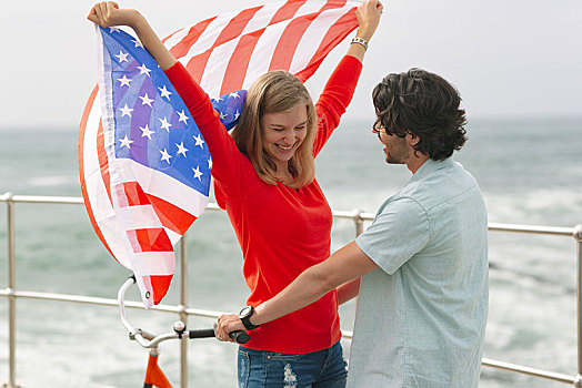 浪漫,白人,情侣,站立,散步场所,拿着,美国国旗