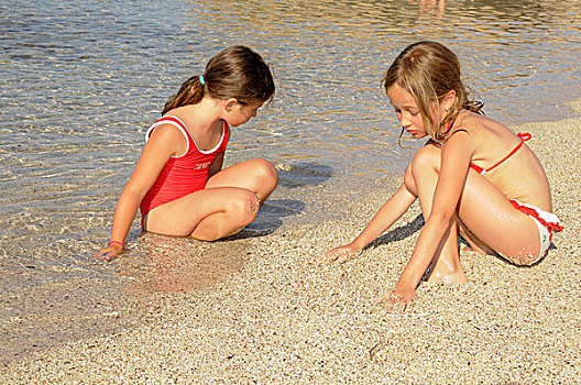 两个女孩,玩,海滩