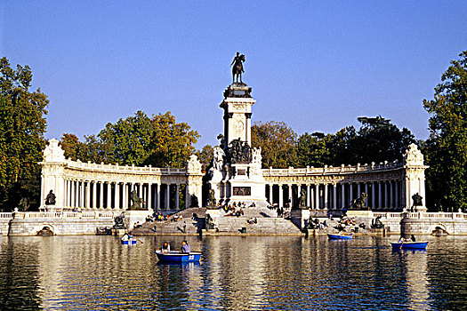 柱廊,骑马,雕塑,纪念建筑,萨达纳舞,划艇,湖,公园,马德里,西班牙,欧洲