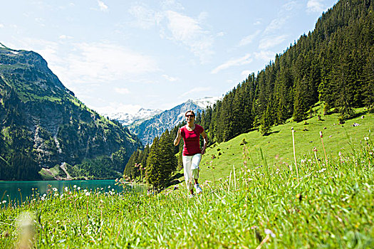 成年,女人,健身行走,湖,山谷,奥地利