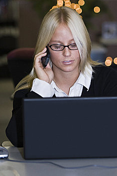 职业女性,交谈,手机,笔记本电脑,佛罗里达,美国