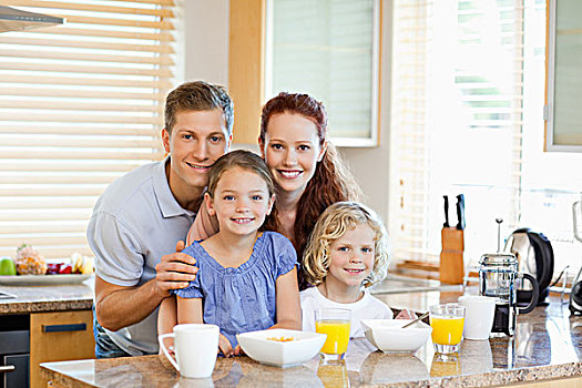 家庭,一起,早餐,站立,后面,厨房操作台
