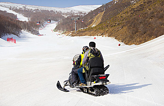 滑雪场雪地摩托车