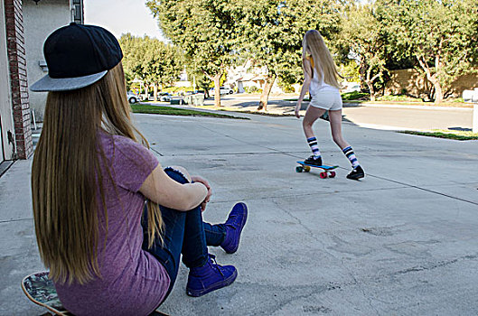 少女,看,姐妹,滑板,人行道
