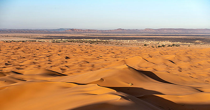 沙丘,沙漠,风景,却比沙丘,后面,城镇,梅如卡,撒哈拉沙漠,摩洛哥,非洲