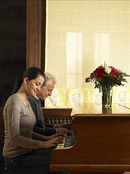 老人,父亲,女儿,演奏,二重奏,钢琴,微笑