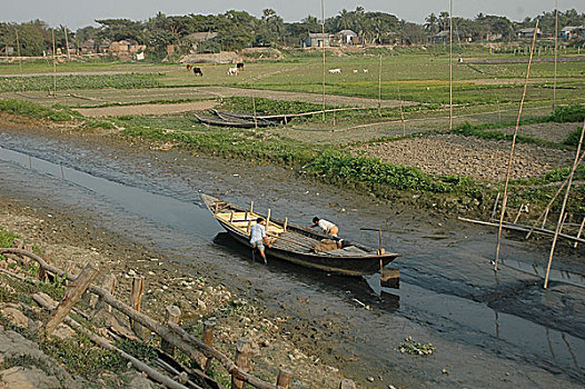 两个男人,拉拽,船,干枯,污染,河,达卡,孟加拉,一月,2006年