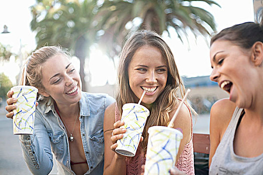 三个女人,年轻,坐,一起,户外,喝,外卖,饮料