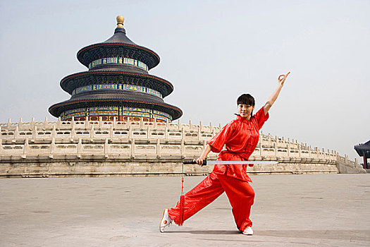 中国武术--一名女武术运动员在天坛祈年殿前练刀法