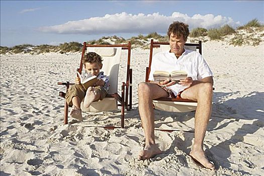 父子,读,海滩,马略卡岛,西班牙
