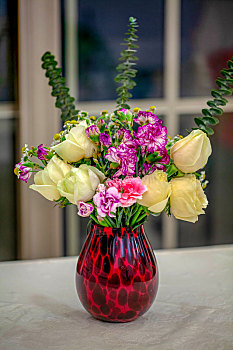 情人节玫瑰插花在红色的花瓶里
