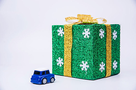 白色背景中的圣诞礼盒和小汽车模型